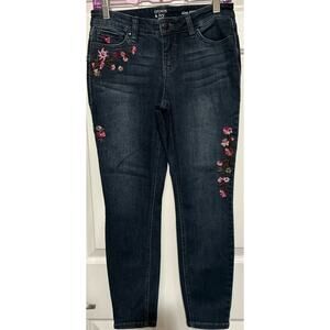 Crown & Ivy Petite Skinny Blue Jeans w/Floral Pink Embroidered Design Size 6PR